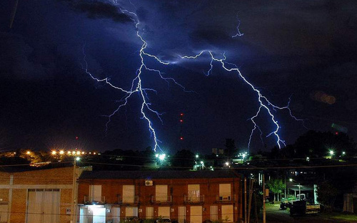 我们过去没有遇到过雷击带来的问题，是否需要考虑浪涌保护?