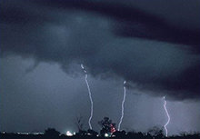 为什么SPD不能使用熔断器来保护