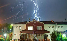 雷击时如何避免受到伤害