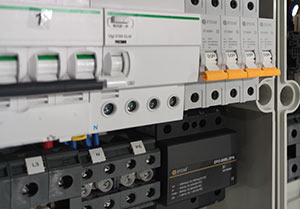 浪涌保护器的作用你知道多少-不懂有灭顶之灾--易造